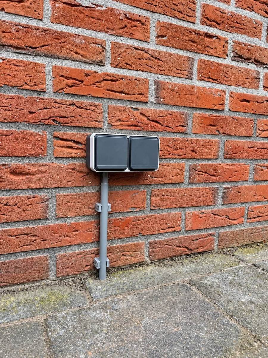 Dubbel buitenstopcontact met opbouwbuis aan de gevel