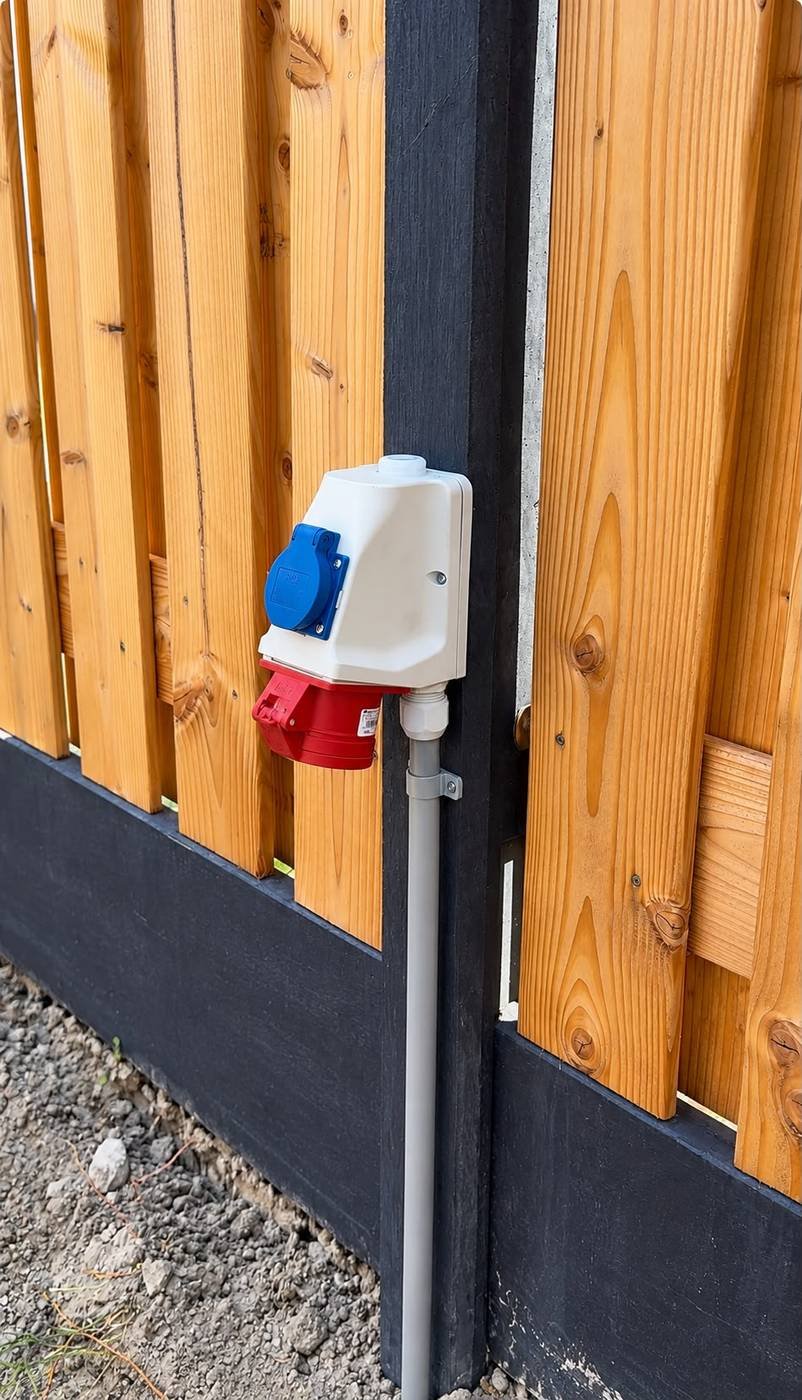 Krachtstroom- en buitenaansluiting in een opbouwkast