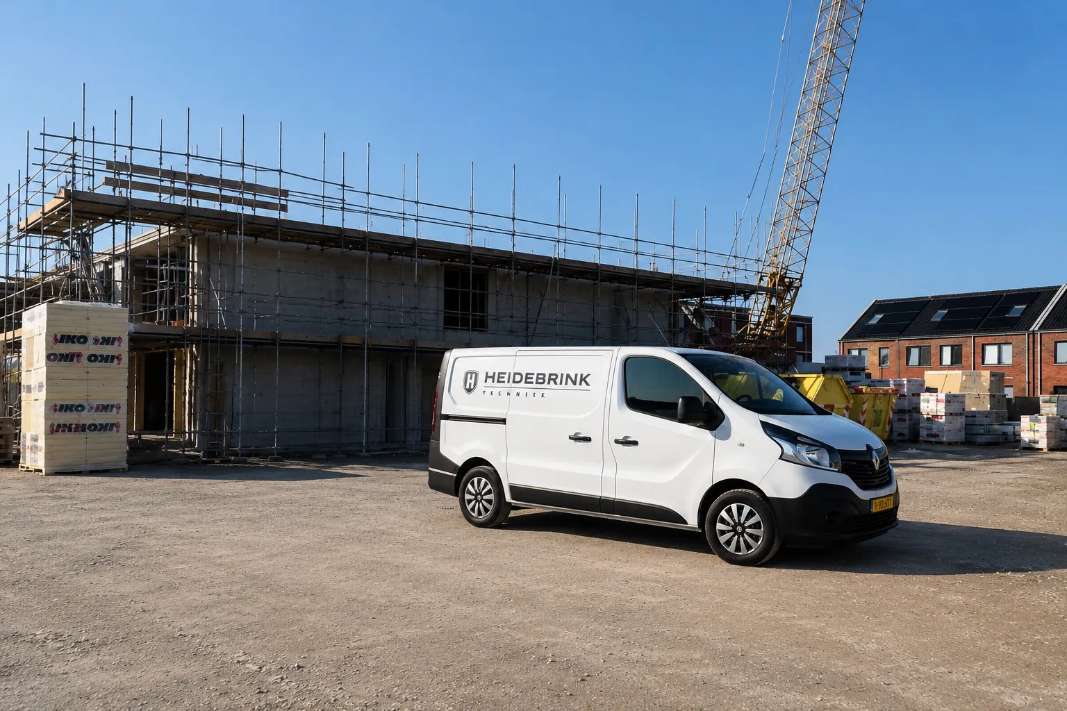 Bedrijfsbus van Heidebrink Techniek op een bouwlocatie in Flevoland