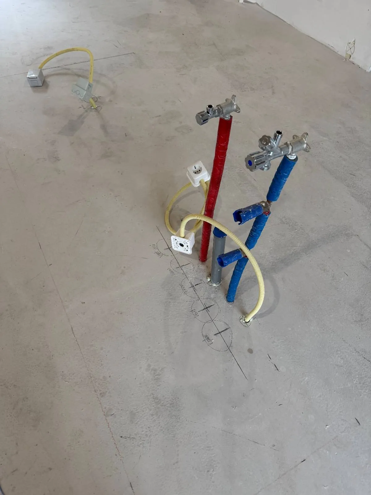 Afvoer en leidingwerk klaargelegd in een vloer