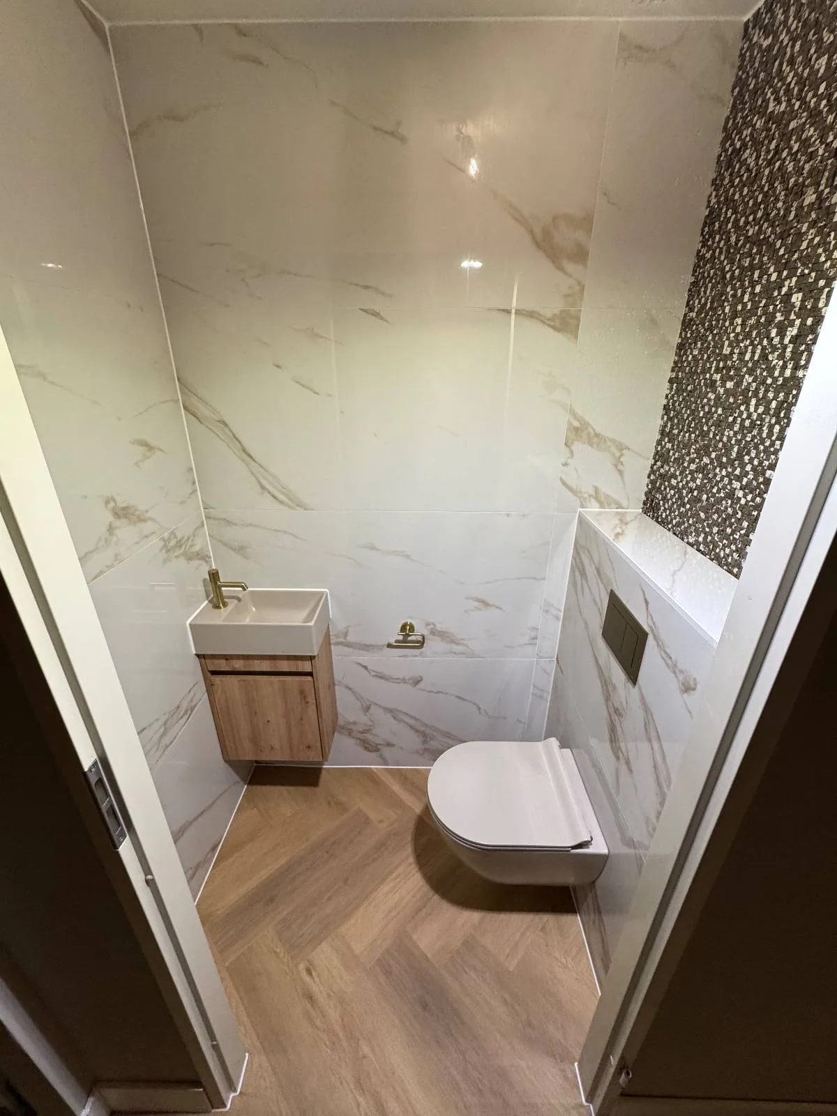Afgewerkt toilet met fonteinmeubel