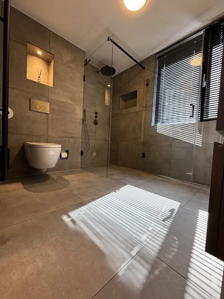 Toilet en douche in een afgewerkte badkamer