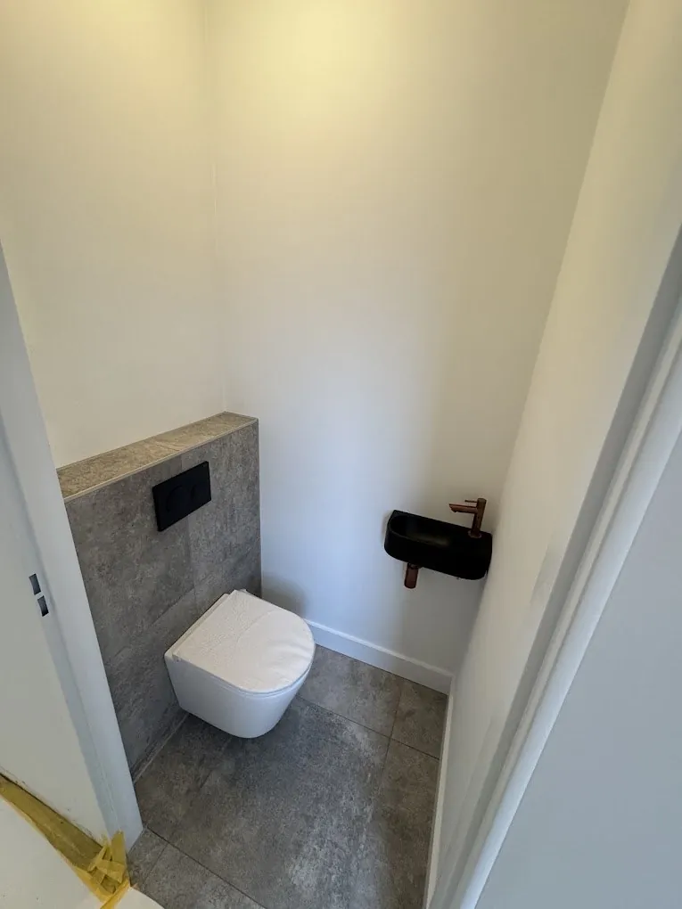 Strak afgewerkt toilet met nieuwe aansluitingen