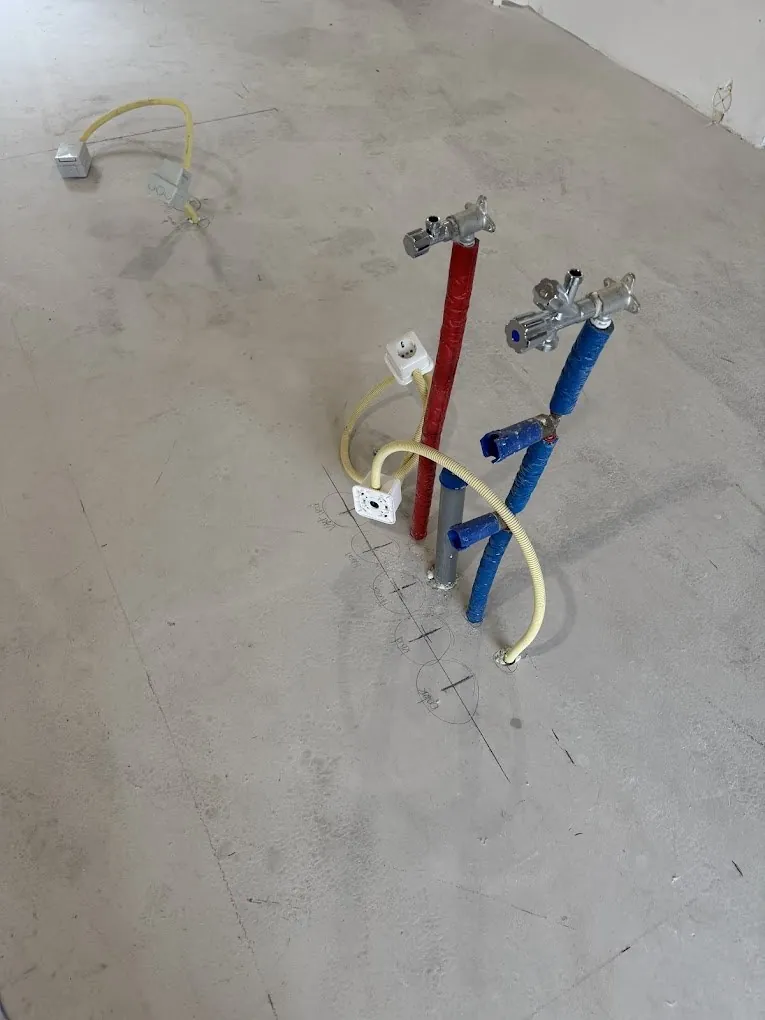 Water en elektra klaargelegd in de dekvloer