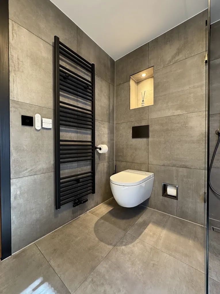 Radiator in een afgewerkte badkamer